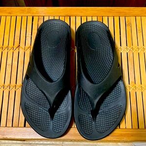🖤🚶‍♂Oofos Black Toe Post Recovery Sandals W/Great Arch Support Sz W-9 M-7 EU40